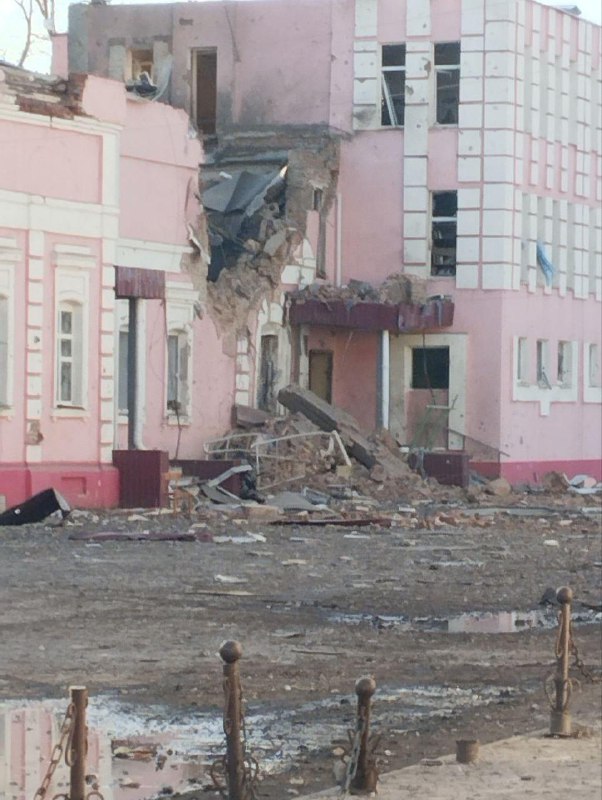 Damage in Ivanovskoye of Kursk region as result of explosions. Conflicting reports about cause, either missile strike or failed glide bomb