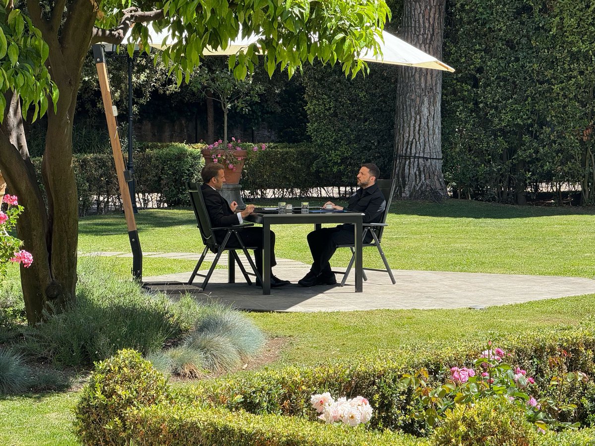 .@ZelenskyyUa and @EmmanuelMacron having a tête-à-tête about further peace efforts
