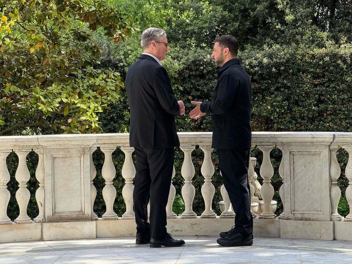President @ZelenskyyUa continues his active work with allies, meeting tête-à-tête with Prime Minister @Keir_Starmer in the Vatican