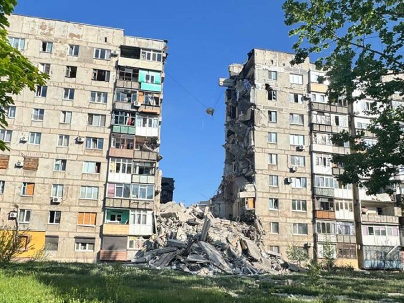 2 people killed, 1 wounded as result of Russian airstrikes with KAB-250 glide bomb in Myrnohrad of Donetsk region