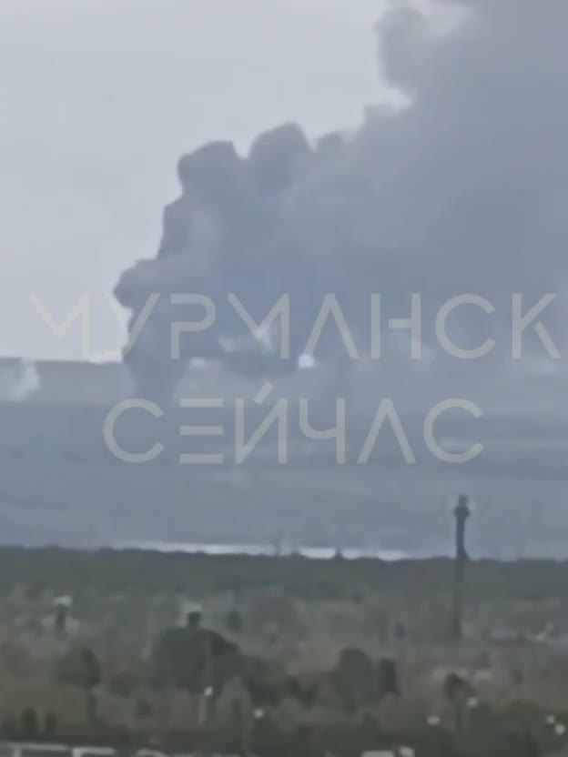 In the village of Vysokyi, there is a danger of UAV strikes. In the Olenegorsk district, there is a danger of UAV strikes. Black smoke is rising from the Olenya airfield. Local residents report power outages, sounds of explosions and drones