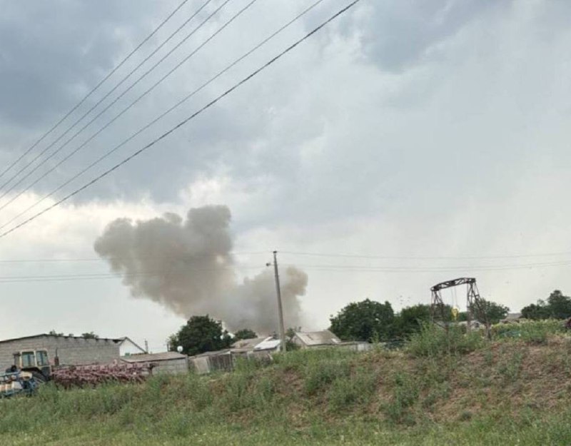 Airstrikes with glide bombs in Velykomykhailivka