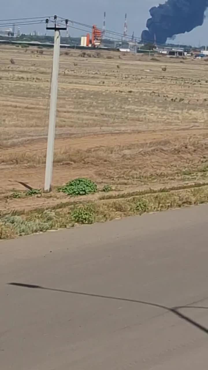 Explosion and fire was reported at Volgograd oil refinery. Possible due to the accident