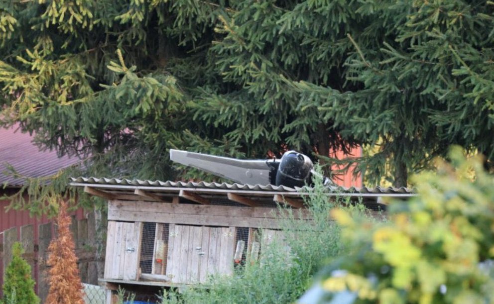 A few minutes ago, another drone was found. This time near Lublin, in the town of Bychawka Trzecia. The property owner explained that the object was spotted after returning from work. No one had been home since early morning.