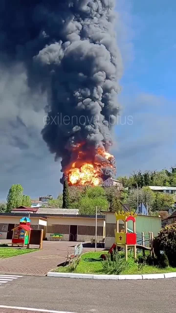 Weitere Treibstoffbehälter sind in der Ölraffinerie Tuapse explodiert.