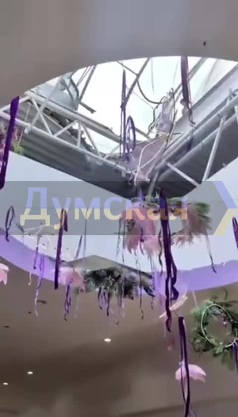 Schäden im Einkaufszentrum in Odessa infolge eines Drohnenangriffs